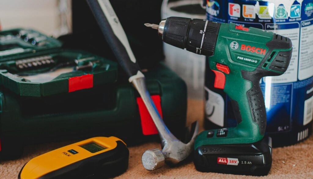 Taladro y herramientas adicionales para trabajos de cerrajería